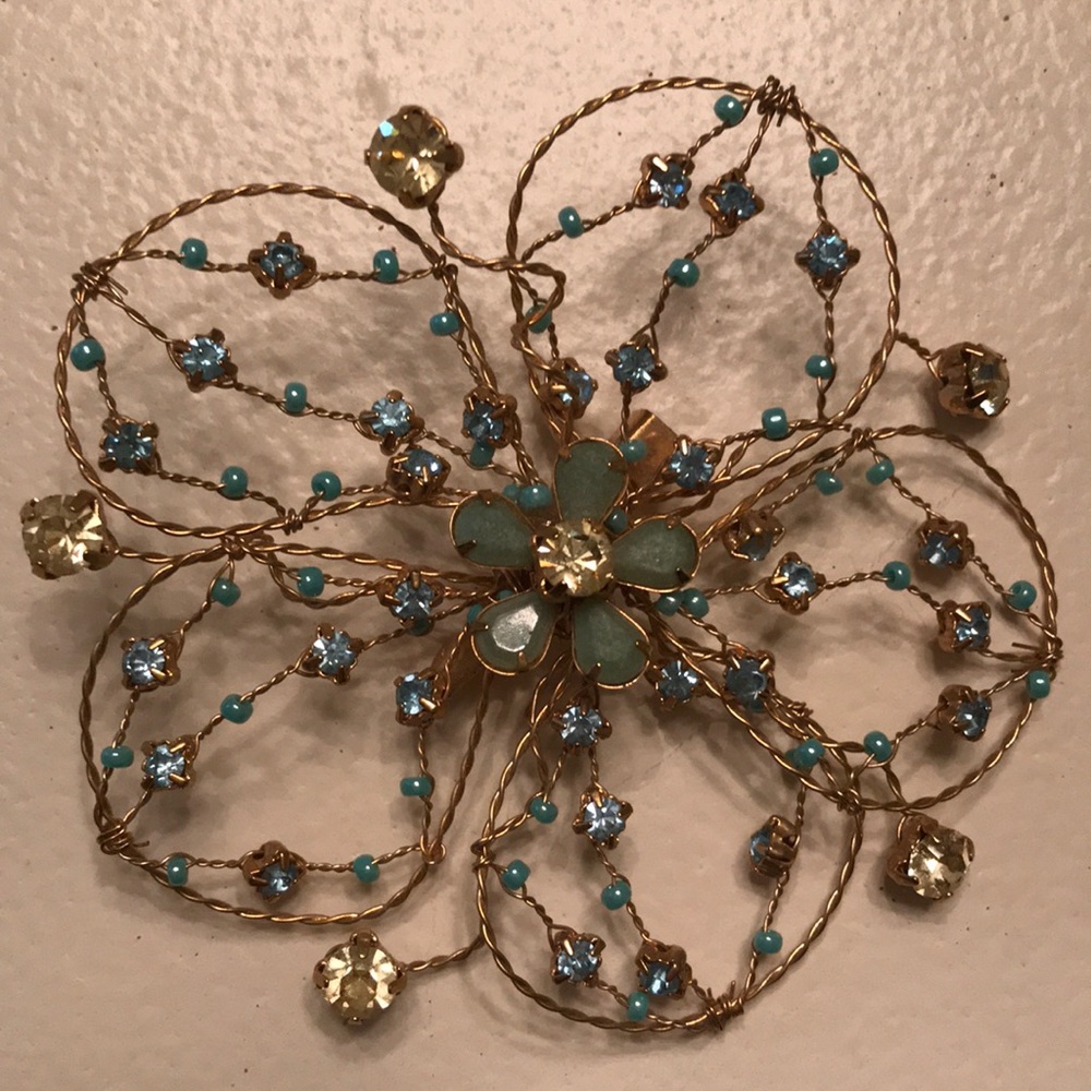Flower pin